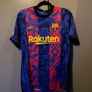 FC Barcelona tröja köpt från deras hemsida för 1 tusen kr. Det är 2021/22 ucl säsongs tröjan. Den är riktigt snygg och i bra skick 10/10 skick!  Det är såklart Messi på ryggen!