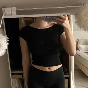 Topp med öppen rygg - Säljer denna supersöta topp med öppen rygg! Aldrig använd och säljer även likadan i blå💕