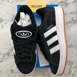Adidas Campus 00s Black Gum gs (junior)  - Helt nya och oanvända Adidas Campus Black Gum gs. Storlek: 37 1/3. Vita skosnören finns med! kolla gärna in min nya Instagram ”Ospeka_Supply” där jag kommer lägga ut skor med.   Skicka ett dm vid frågor eller mer bilder.  Mvh, Oscar 