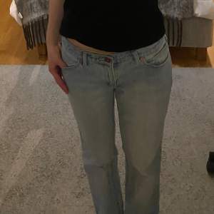 Säljer dessa lågmidjade jeans som inte längre används💘midjemått: 39cm   Innerbenslängd: 74cm