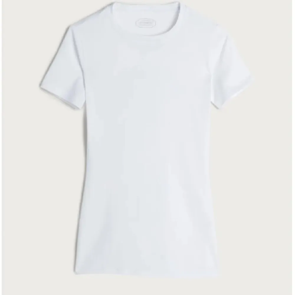Säljer den här fina toppen från intimissi , använd typ 1 gång 🩷. T-shirts.
