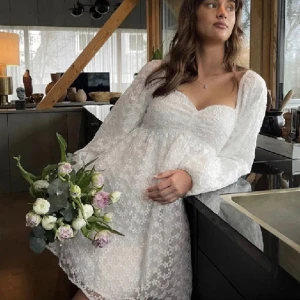 Vit NA-KD Klänning - Jättefin vit klänning ifrån NA-KD som är perfekt inför studenten! Endast använd en gång och i nyskick!