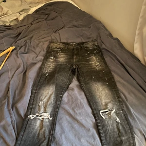 SUPPLY & DEMAND jeans - Supply & demand jeans  Använda 1 gång  Hör av dig om du har frågor.