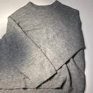 Stickad tröja - Stickad tröja från Lager 157. Köpt för ett par månader sedan, och används flera gånger. Den är ganska nopprig, men det är inte direkt synligt från långt håll. Storlek L. 