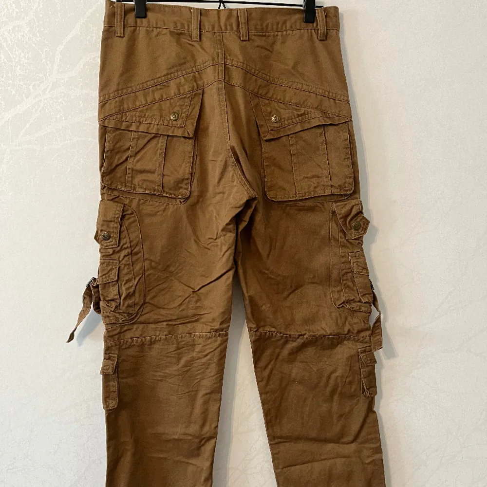 Vintage cargopants med unika detaljer . Jeans & Byxor.