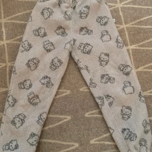 Hello Kitty sanrio pyjamas  - Cute hello Kitty sanrio pyjamas byxor som inte kommer till användning:( jätte bekväma och varma! Storlek S 
