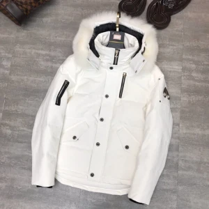 Moose knuckles vit billig! - Hej! Nyskick och väldigt bekväm och fin. Den står ut ganska mycket av andra jackor som finns där ute! Rekommenderas starkt inför Sveriges väder då det alldrig garanterat sol på sommaren.  Xl/L size kartong finns. Passar för unisex (silver och vit)
