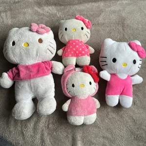 Hello Kitty gosedjur - Fyra söta gosedjur Hello Kitty. Den största är lite fläckig i ansiktet, se bild,  går nog bort i tvätten. Alla för 50:-