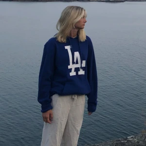 Hoodie - Mörkblå hoodie i fint skick, inga defekter.