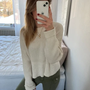 Stickad tröja i krämvit färg - Stickad tröja i krämvit färg. I använt skick, inga hål eller fläckar💗