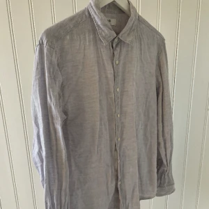 Linneskjorta UNIQLO - Tjena! Säljer denna linneskjortan från UNIQLO. Storlek M. Pris 150 plus frakt! 📦 Om du har någon mer fråga är det bara och kontakta! 😁