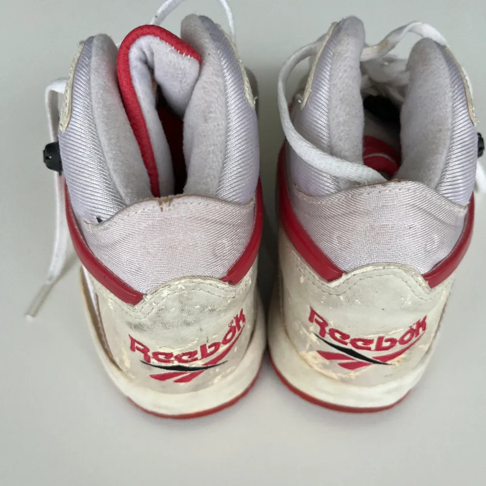 Äkta Reebok sneakers i någorlunda skick🌸 Sulan har påverkats av åldern och gummit är lite hårt🫶 Kan mötas upp i sthlm, annars står köparen för frakten!. Skor.