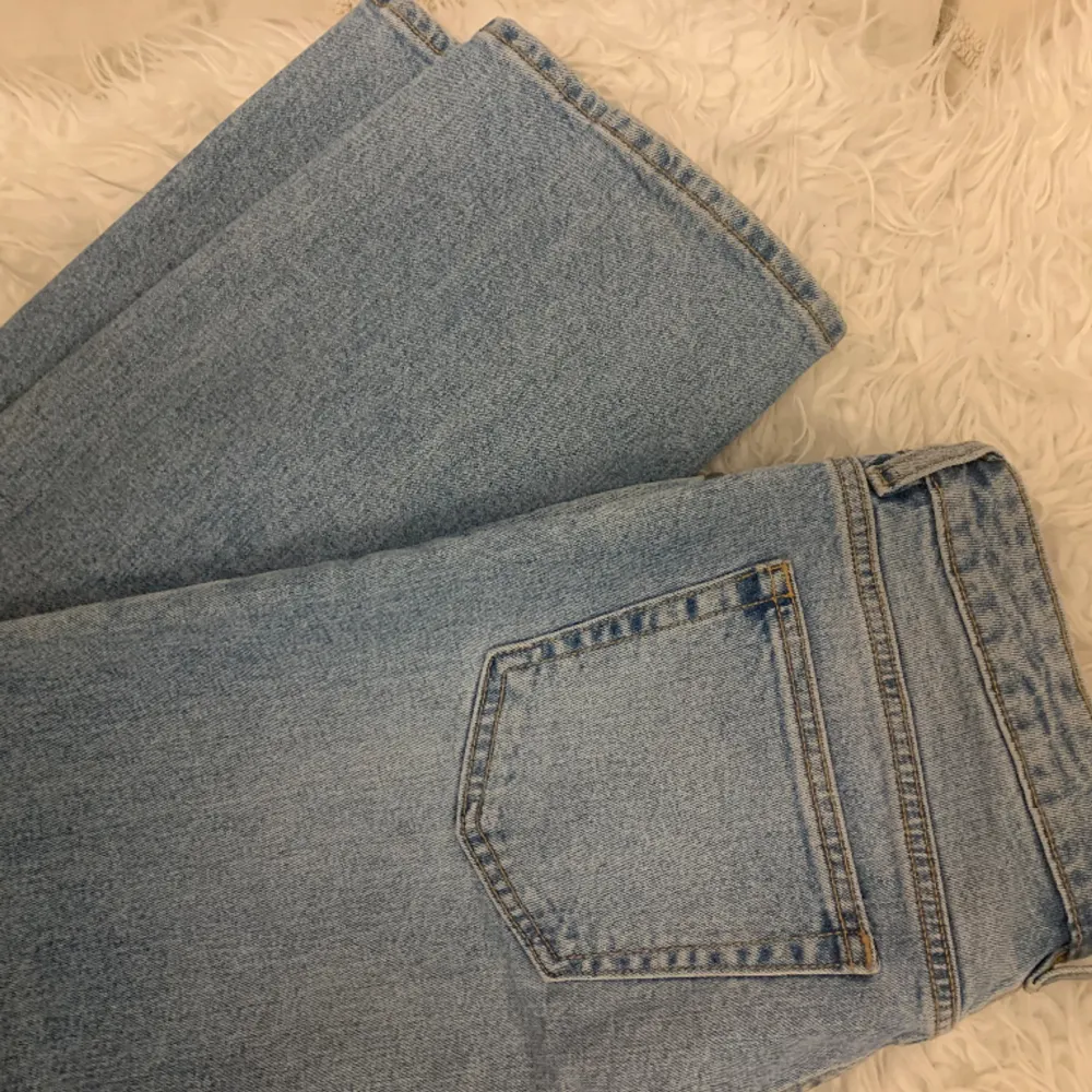 Low waist jeans från Carlings. Köpta för 599 SEK. Använda 2 gånger så är i väldigt fint skick. Storlek M. 🫶. Jeans & Byxor.