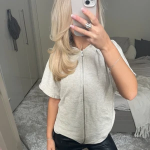 Kortärmad zip hoodie - Säljer denna kortärmade zip hoodien med slits. Har du någon fråga är det bara att höra av dig🫶🏻