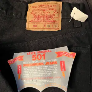 Helt nya Levis jeans svarta modell 501, storlek 38/34