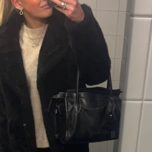 Väska - Perfekt skolväska, snygg och rymlig! Väl använd men i fint skick. Nypris 819kr. Pris kan diskuteras🌺  Hör av dig för fler/egna bilder!