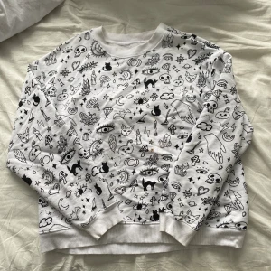 Vit tröja med mönster🤍 - Tröja med mönster (t.ex stjärnor, rosor, katter, dödskallar, ögon mm) 💋 märket är monki. Ända felet är en liten missfärg på tredje bilden men det syns knappt⭐️