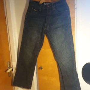Circa jeans - Säljer dessa byxor för de har blivit för små. Skriv för flera bilder. Midjan är 74 cm omkrets.