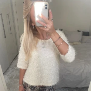 Stickad trekvartsärmad  - Säljer denna beige trekvartsärmade tröja. Har du någon fråga är det bara att höra av dig😁