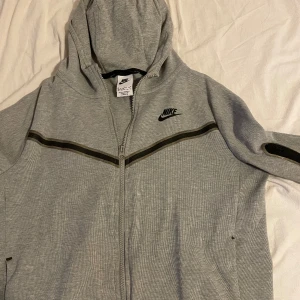 Nike tech fleece  - Grå Nike tech fleece bra skick