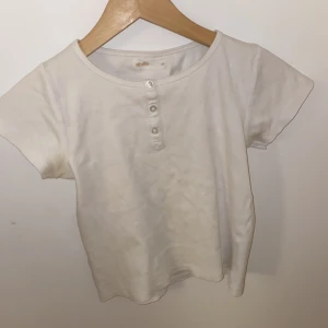 T-shirt - Bra skick, inga fläckar eller hål. 