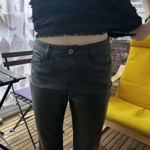 Läderbyxor  - Skit snygga läderbyxor som är utsvängda storlek S-M.   Modellen är 165 cm och 54 kg