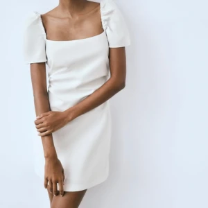 Vit klänning  - Säljer denna klänning som kan passa bra till studenten. Klänningen är aldrig använd och är i storlek S men skulle även passa en person med M. (Husdjur i hemmet)