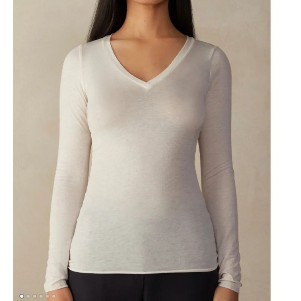 Säljer denna intimissmi tröjan med v-ring i vit, aldrig använd!. Toppar.