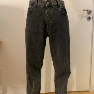 Woodbird jeans - W29 L30 modellen är 177cm lång. Snygga grå/svarta jeans, som nya