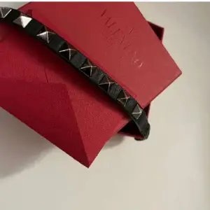 Armband från Valentino, användt men i fint skick. Liten defekt vid fästet men inget som syns. Låda och äkthetsbevis medföljer