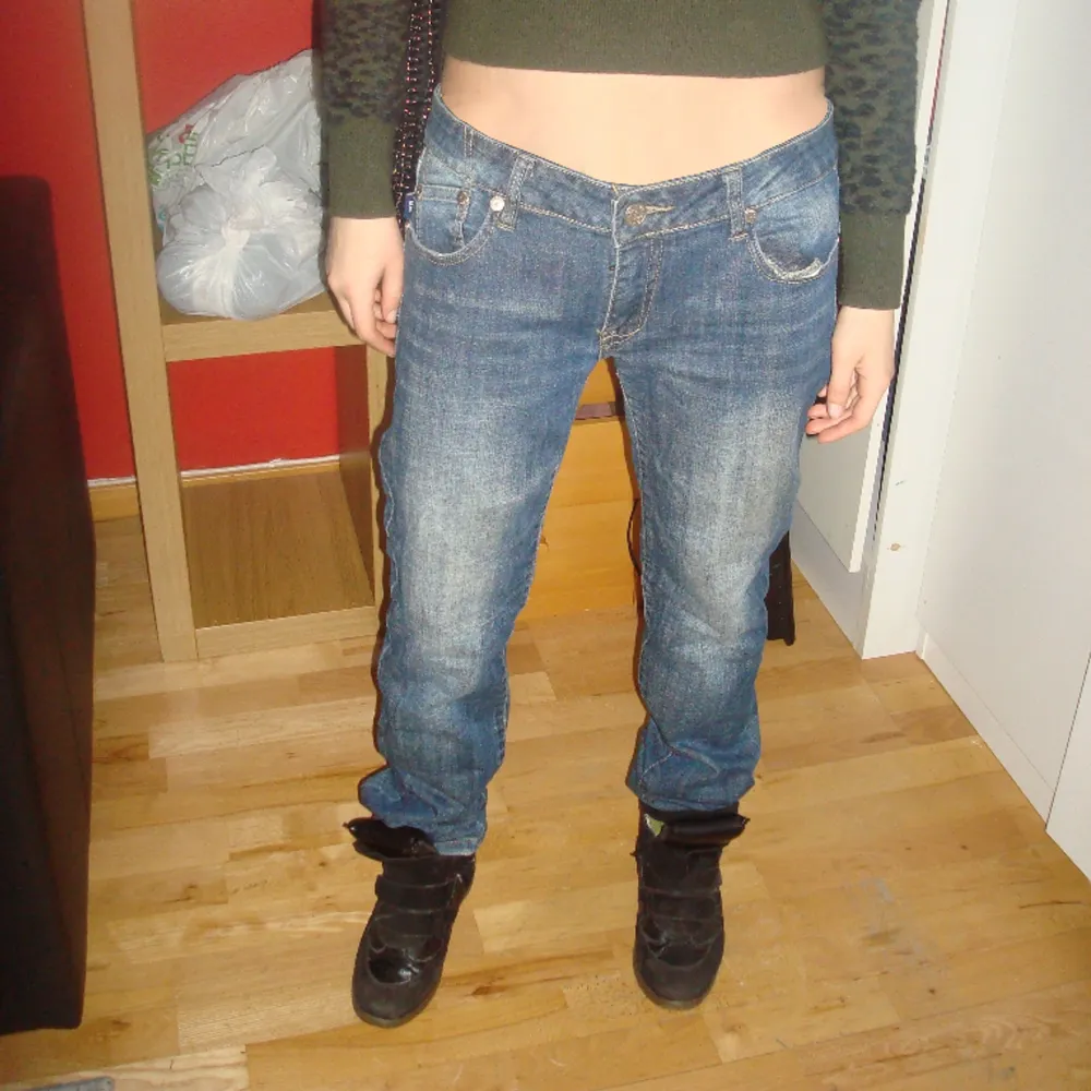 Så dö snygga victoria beckham jeans med tryck på fickorna 🤍😍😍. Jeans & Byxor.