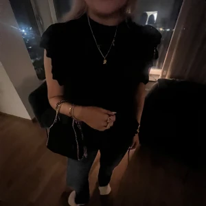 TOPP - topp ifrån zara i stickat material. nästintill oanvänd!