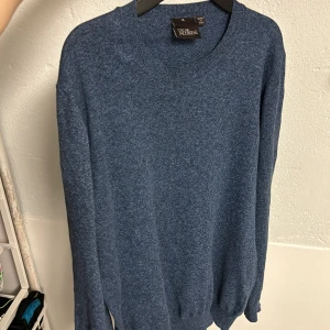 Oscar jacobson - Tja säljer denna riktigt snygga Oscar jacobson tröjan inga defekter använd 2-4 gånger hör av vid funderingar 