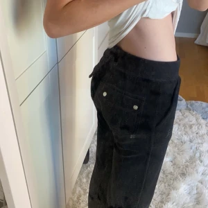 juicy couture byxor!!! - jag säljer nu dessa mega mysiga juicy byxor som är perfekt att ha hemma eller i skolan! 🤗🤗 dom är i jättebra skick och har inga tecken på användning!! 💗💗💞💞💞normalpris 1200, köpt från pondus!