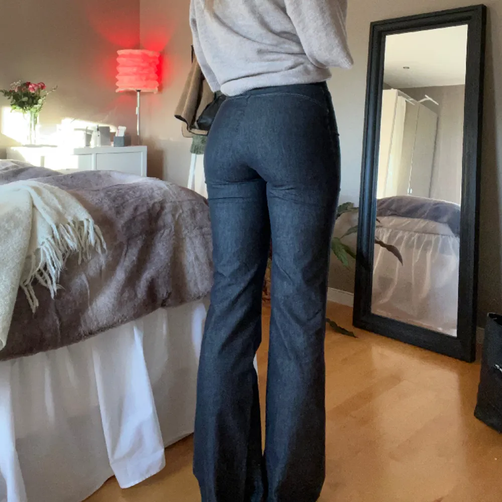 Säljer dessa asballa bootcut jeans med ett tunnt och diskret midjenband och utan bakfickor! Supercoola och perfekt bootcut enligt mig! Säljer då de är lite för små i midjan för mig.   Skriv vid frågor eller liknande💓💓. Jeans & Byxor.