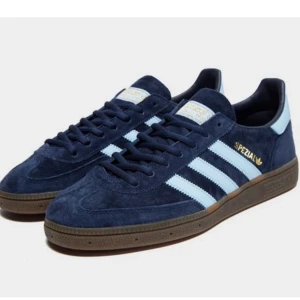 Adidas spezial 🦋 - Blåa Adidas💙knappt använda men super balla🥂