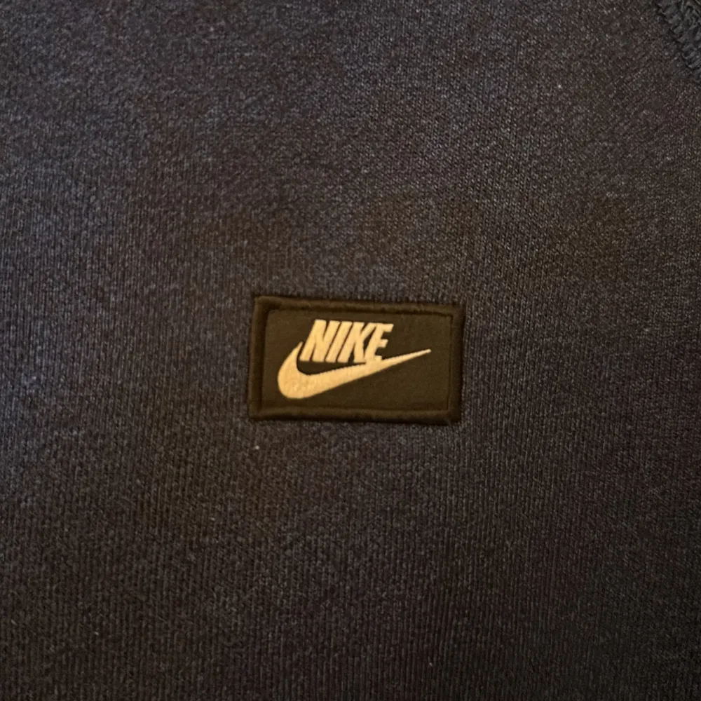 Skit snygg mörk blå Nike tröja som tyvärr har blivit för stor köpt för 1200kr Storlek M . Hoodies.