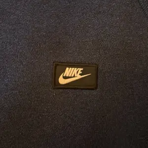 Skit snygg mörk blå Nike tröja som tyvärr har blivit för stor köpt för 1200kr Storlek M 