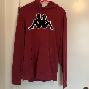 Hoodie  - Säljer min hoodie från kappa, pga att den inte längre kommer till användning. Original priset är är 499kr.
