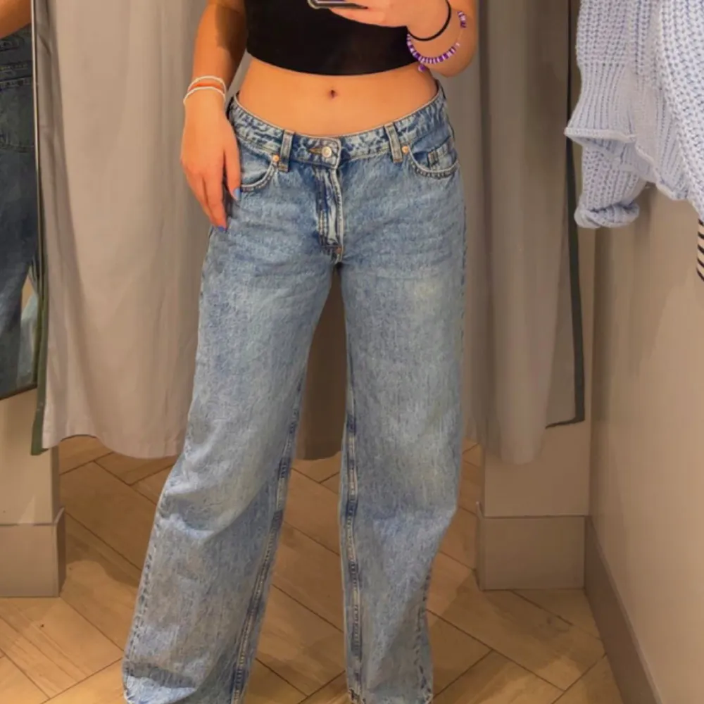 Jättesnygga lågmidjade jeans från H&M🌟Nypris 600 säljer för 300!💓. Jeans & Byxor.