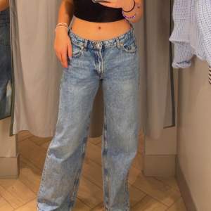 Jättesnygga lågmidjade jeans från H&M🌟Nypris 600 säljer för 300!💓