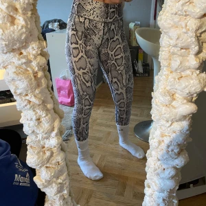 Amin tights🩶 - Säljer ett par amin träningsbyxor i svart/vitt/gråt orm mönster i stolek XS/34.🩶 Säljer pågrund av att de är för små och inte kommer till användning längre🩶 pris kan diskuteras vid snabba affärer🩶