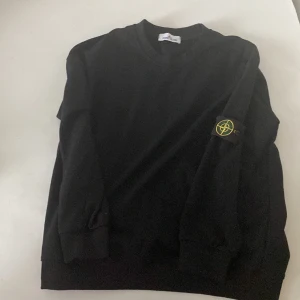 Stone island tröja - Tröjan är i bra skick säljer pga att den är för stor. Pris kan diskuteras. Hör av er om ni har någon fråga