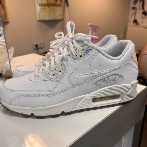 Nike Air Max skor  - Snygga Nike skor i storlek 37,5 🫶 endast använda få gånger på jobbet, nypris runt 1500💓