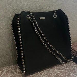 DON DONNA VÄSKA  - Snygg väska som är i ett jätte fint skick. Väskan är rymlig och inte sliten däremot så är kedjan lite missfärgad men inget man ser på långt håll. Kan gå billigare än 169 