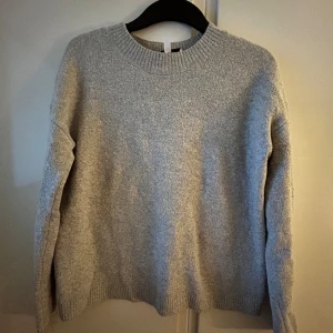 Tröja  - Säljer tröja från &OtherStories,  Använd fåtal gånger.  Köpare står för frakt ☺️