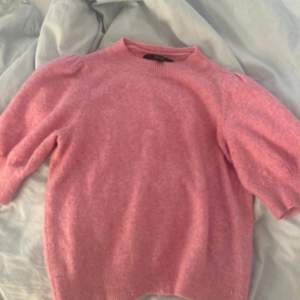 Säljer min rosa stickade kortärmad tröja! Aldrig använts förutom nu när jag tog bild. Jätte skön och är i polyester💘