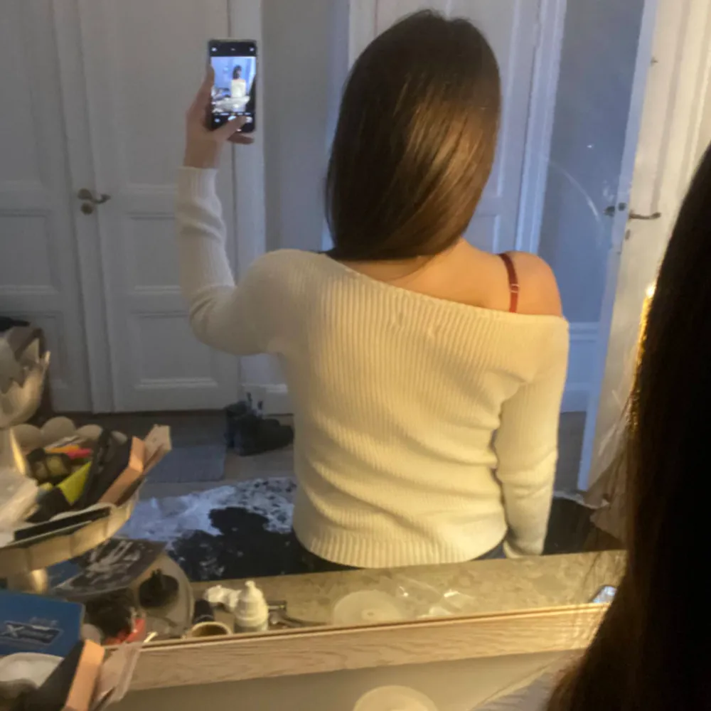 En så snygg off shoulder tröja från Zalando i färgen vit! Rätt så stor i storleken så även S och en liten M skulle kunna ha på sig tröjan beroende på hur man vill att den ska sitta!Säljer då den tyvärr inte kommer till användning💝 Nypris 309kr. Tröjor & Koftor.