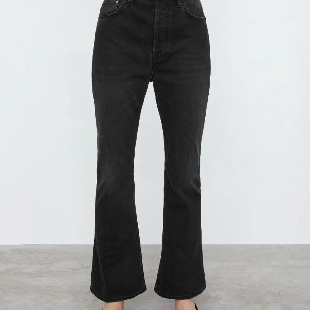 Cropped kick denim faded black från TOTEME! Storlek: 26/34 Nypris: 2200 kr. . Jeans & Byxor.