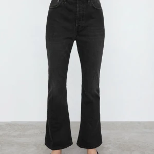Jeans från TOTEME!  - Cropped kick denim faded black från TOTEME! Storlek: 26/34 Nypris: 2200 kr. 